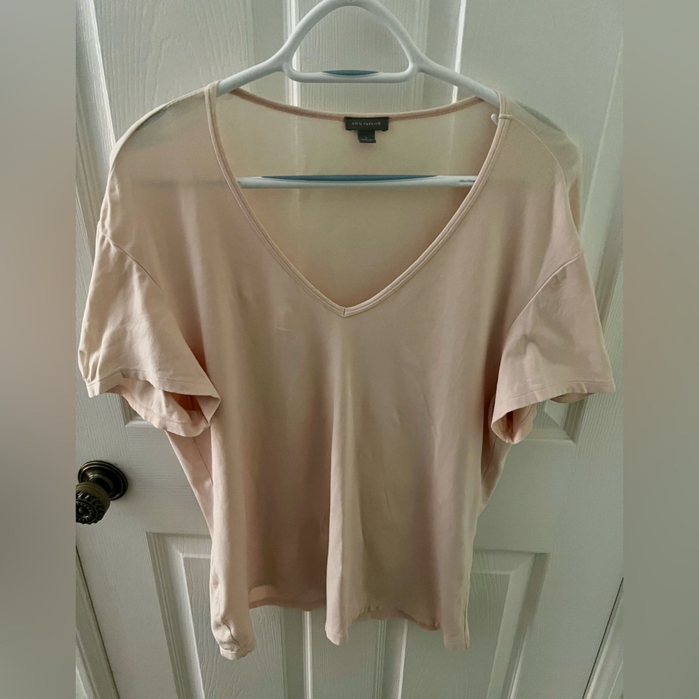 Ann Taylor Short Sleeve V-Neck Tee in Soft Blush, Size Large